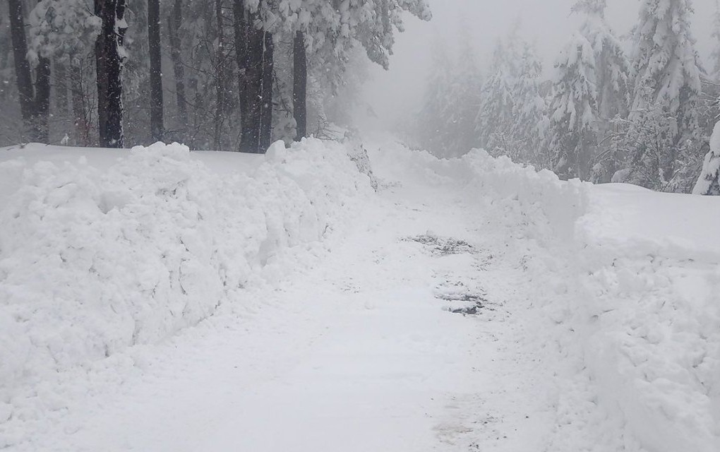 Na vrhu Kozare snijeg dva metra, putevi zavijani