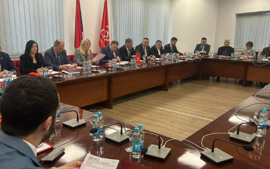 Novo povećanje plata budžetskim korisnicima u septembru, pomoć penzionerima i mladima