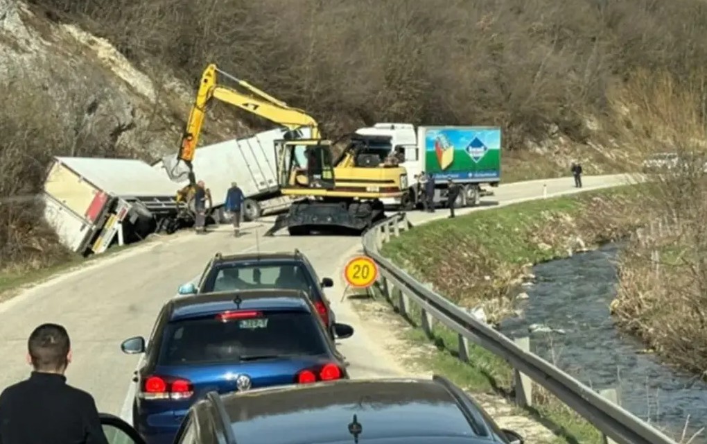 Kamion završio u kanalu, saobraćaj usporen
