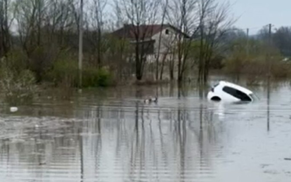 Drama u Prijedoru: Voda nosila auto i vozača
