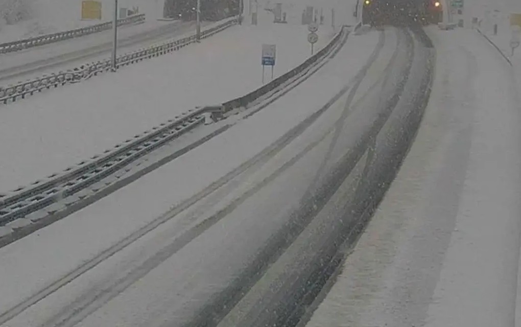 Kolaps u Hrvatskoj: Snijeg zatrpao auto-put, građanima stiglo upozorenje