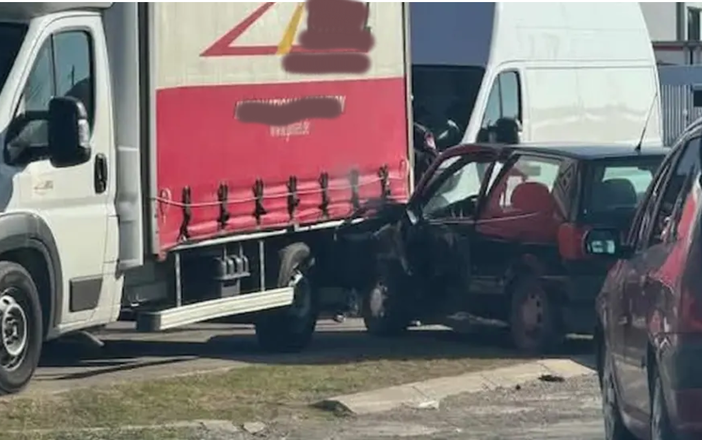 Udes na staroj cesti Banjaluka – Laktaši: Auto podletio pod kamion