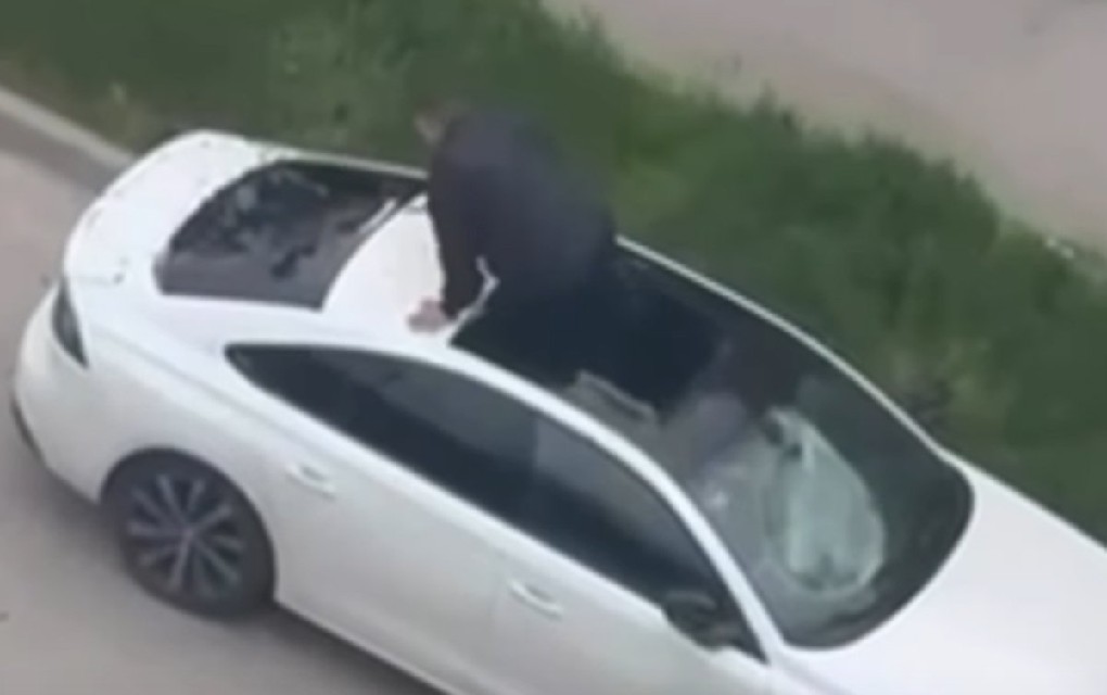 Nevjerovatne scene u Tuzli: Uništavao auto, pa propao kroz krov