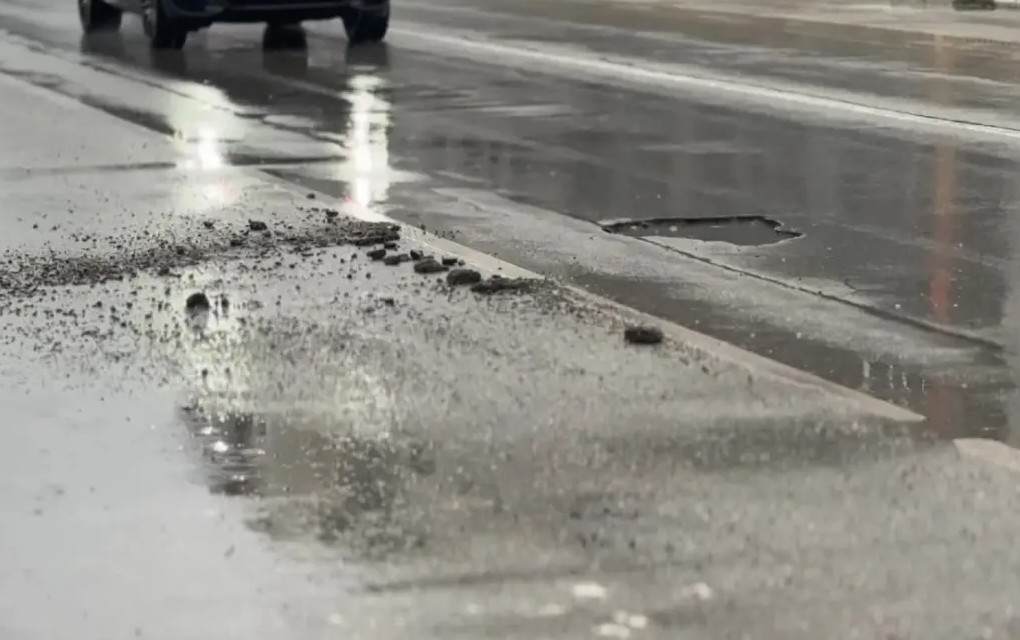 Banjaluka u rupama: Nakon malo kiše saobraćaj otežan