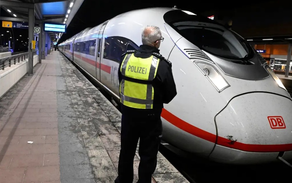 Njemačka: Mladić aktivirao eksplozivnu napravu u vozu, prijetio da će pobiti putnike