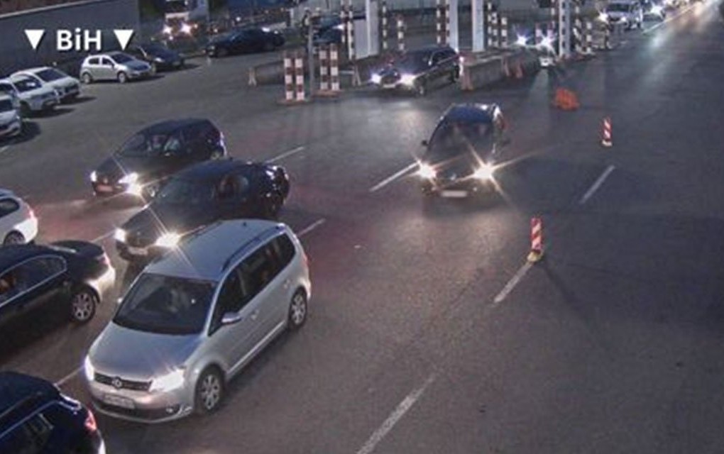 Kolone vozila na ulazu u BiH iz Hrvatske: Nestanak struje izazvao gužve na dva prelaza
