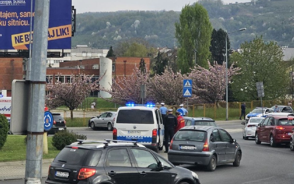 Kolaps kod banjalučke Gimnazije: Udes, policija i hitna na licu mjesta