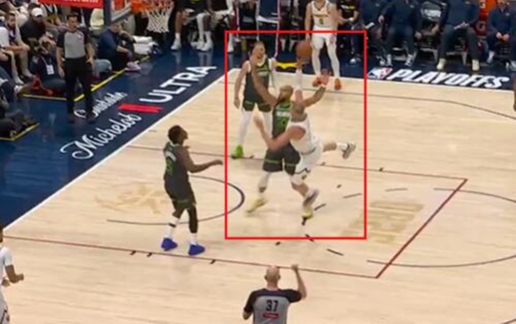 DA LI JE MOGUĆE DA JE ČOVEK OVO UBACIO! Lud koš Jokića uz faul za eksploziju u dvorani! Zbog majstorije Srbina oglasila se i NBA liga!