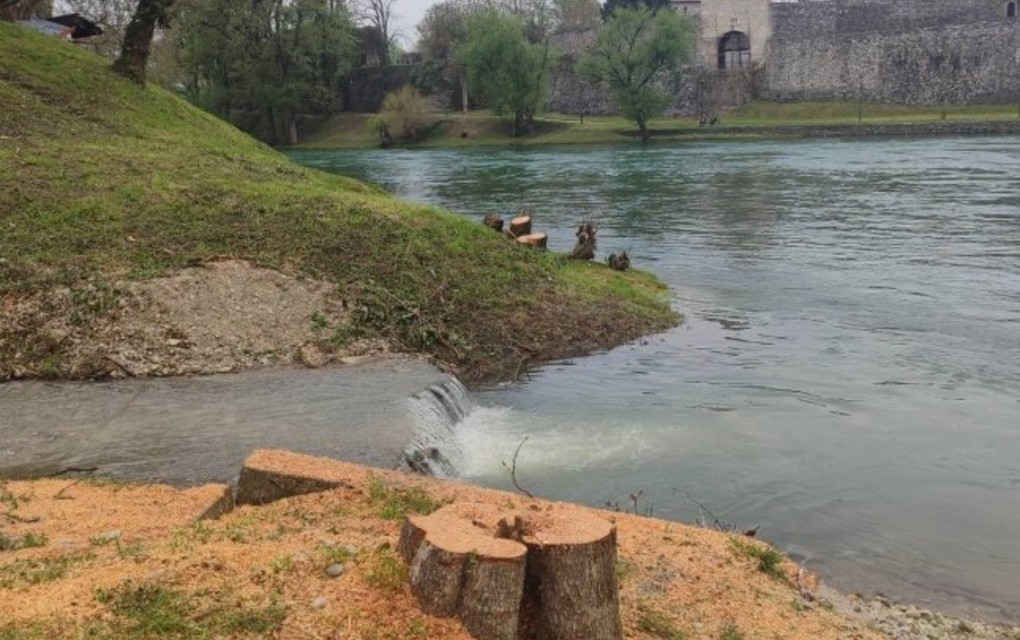NEDOPUSTIVA SJEČA STABALA UZ VRBAS