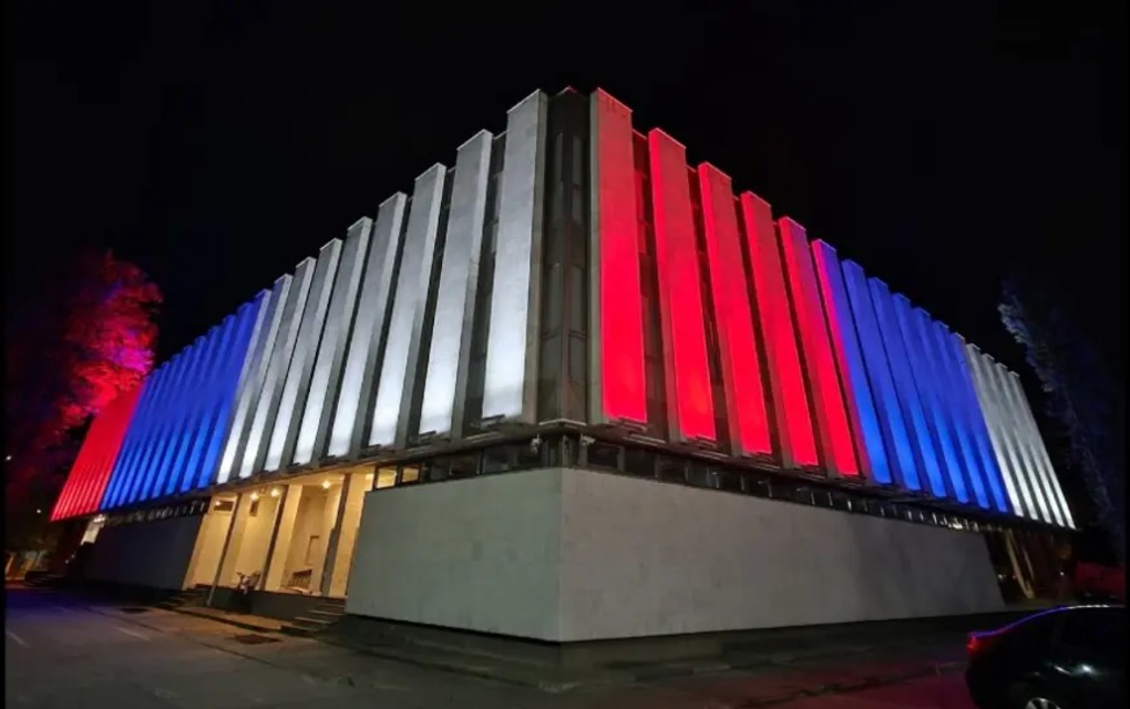 Narodna skupština u novom ruhu: Zgrada parlamenta u bojama trobojke