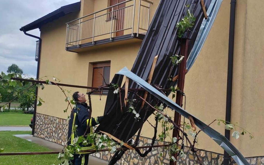 Nevrijeme u Srpcu: Vjetar obarao stabla, oštećeni krovovi kuća