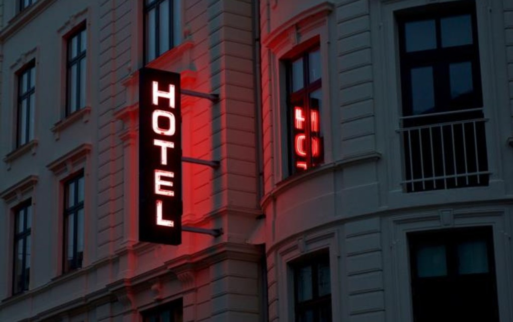 ČAČANIN TUŽIO HOTEL JER SU NJEGOVOJ ŽENI OTKRILI S KIM JE PROVEO NOĆ: Dosad nezapamćen slučaj stigao i pred sud, zaplet je za film