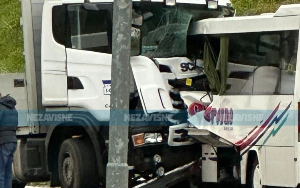 Žestok sudar u Mrkonjić Gradu, učestvovali autobus i kamion
