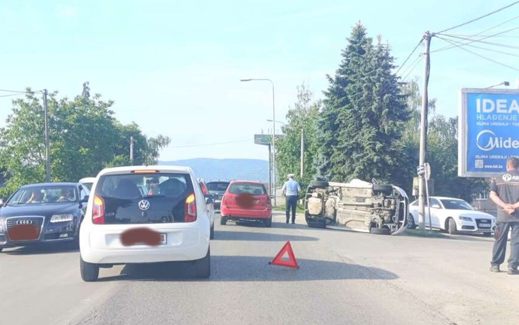 Saobraćajka u Banjaluci: Automobil završio na boku
