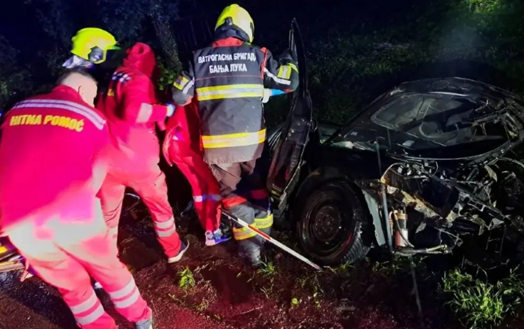 Teška saobraćajka u Banjaluci: Automobil sletio sa puta i završio U KANALU, povrijeđena jedna osoba