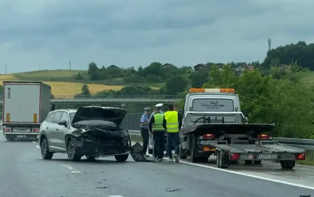 Automobil na auto-putu „9. januar“ udario u bankinu