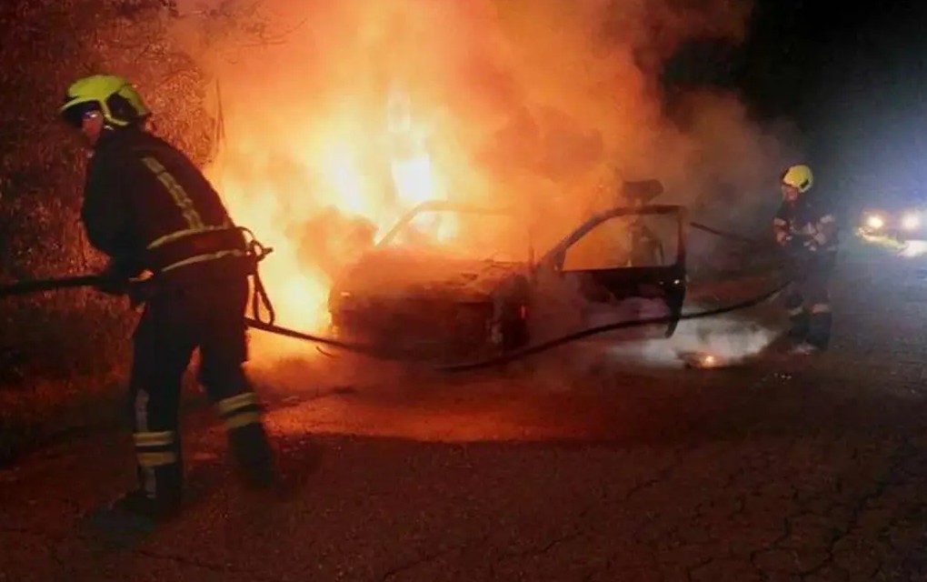 Vatrogasci na terenu: U Banjaluci izgorio automobil