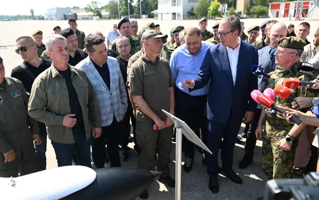 Vučić i Dodik na prikazu modernih sredstava i sistema Vojske Srbije u Batajnici
