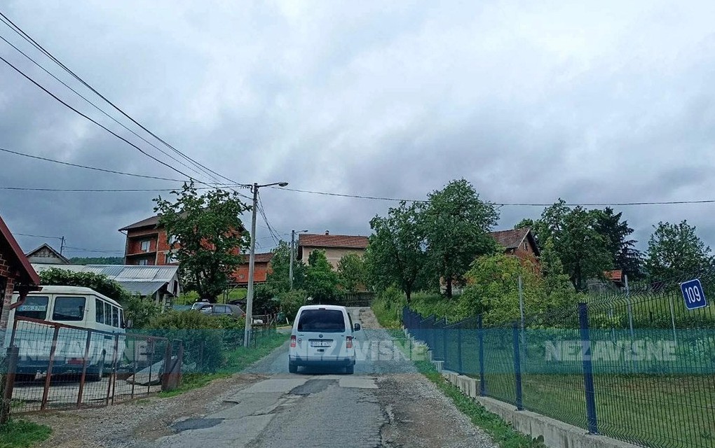 Mještani Debeljaka sami kupili asfalt i zakrpili rupe