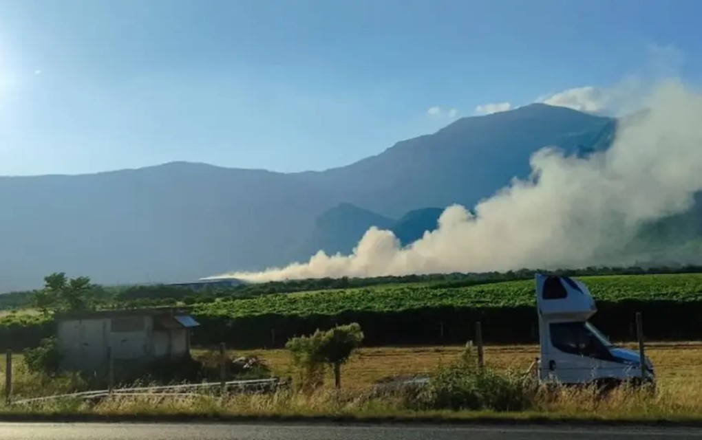 Mostar u gustom dimu: Požar na deponiji Uborak bukti cijelu noć, vatrogasci na terenu