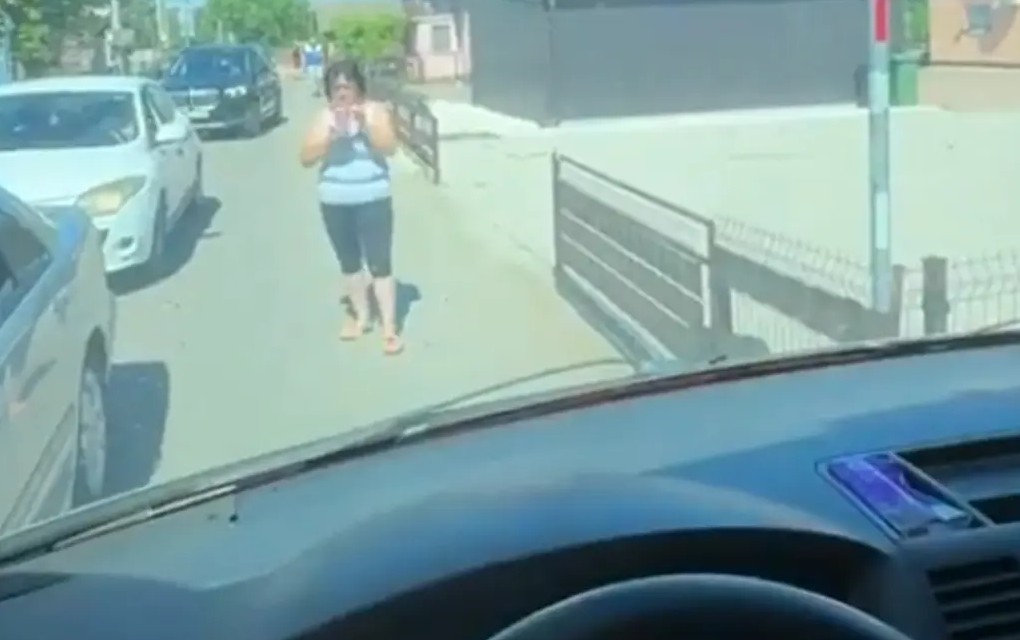 Žena blokirala saobraćaj, odbijala da se mimoiđe s drugim vozilom: Možeš da prođeš i nećeš!