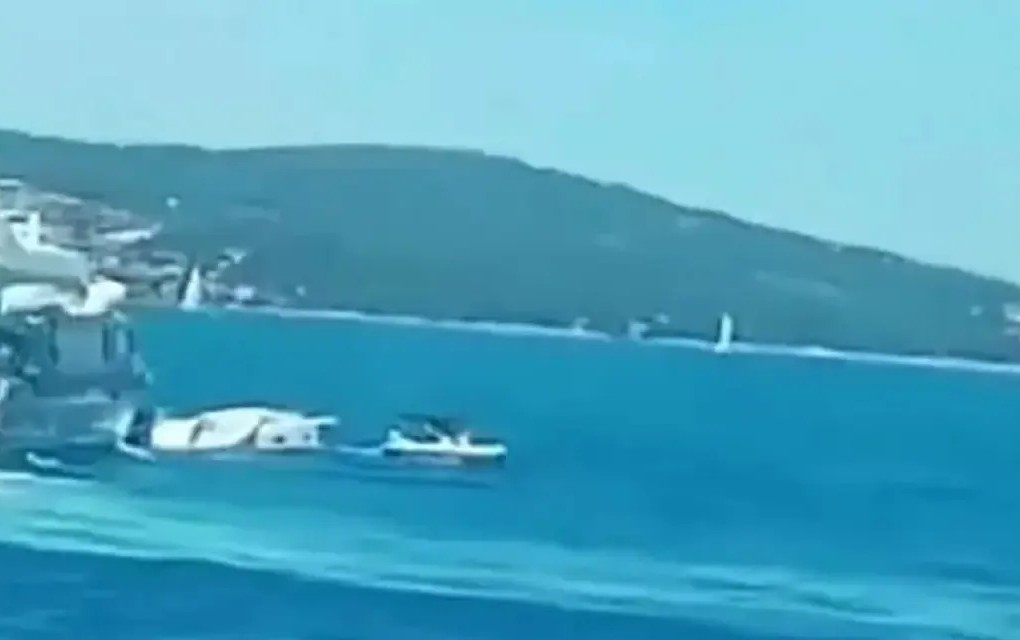 Umalo nova tragedija na Jadranu: Čamac snimljen kako juri ka obali, zabio se pravo u stijene!