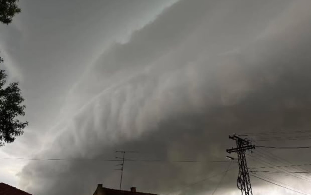 Nevrijeme u Srbiji – U Novom Sadu vjetar oborio SEMAFOR – Led u cijeloj Vojvodini!