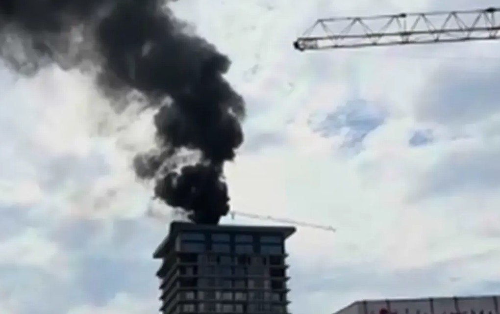 Crni dim kulja iz zgrade: Vatrogasaci se bore sa požarom u Sarajevu