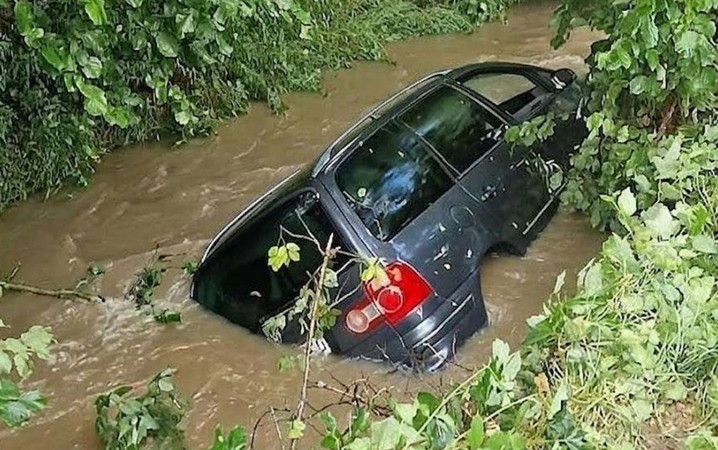 Herojski podvig policajaca: Iz nabujale rijeke spasili vozača šarana