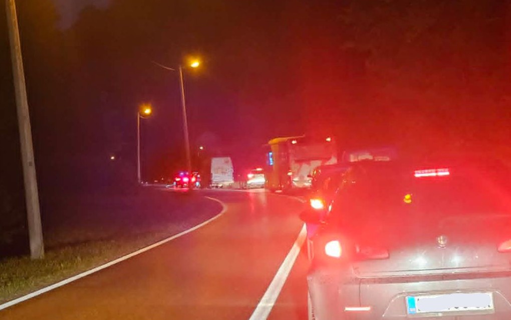 Saobraćajna nesreća u naselju Saračica: Saobraćaj potpuno obustavljen, formirala se velika kolona