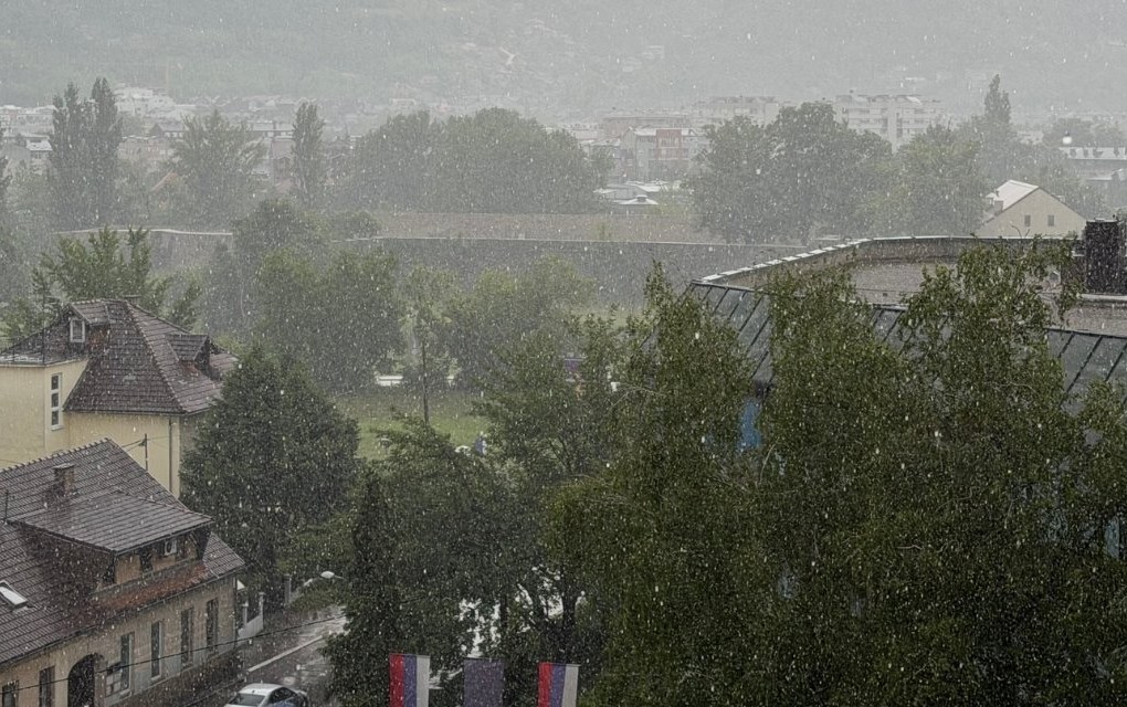 Nevrijeme večeras stiže u BiH: Pljuskovi, grmljavina i grad nakon vrućina