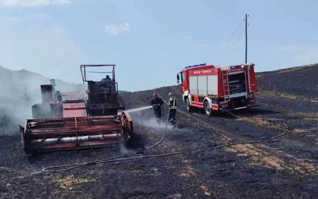 Požar progutao kombajn i dvije parcele pšenice kod Zvornika