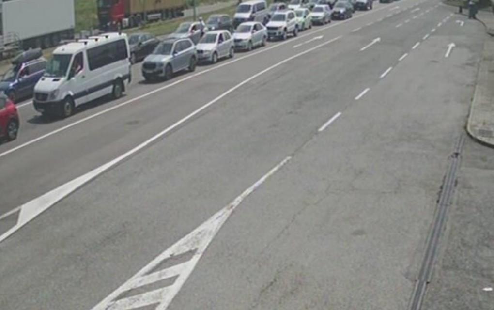 Gužve na prelazima sa Hrvatskom i Crnom Gorom; Na Bajakovu kolona duga 10 kilometara