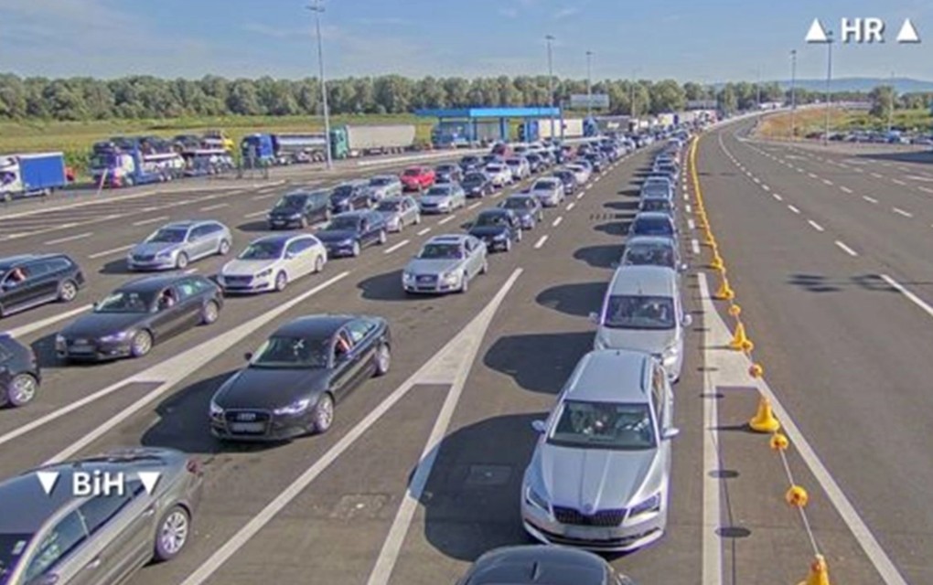 Ogromna kolona vozila na hrvatskoj strani kod Gradiške
