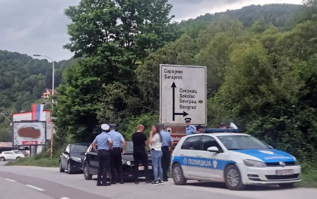 Drama u Palama: Policija pregovara sa muškarcem da siđe s drveta