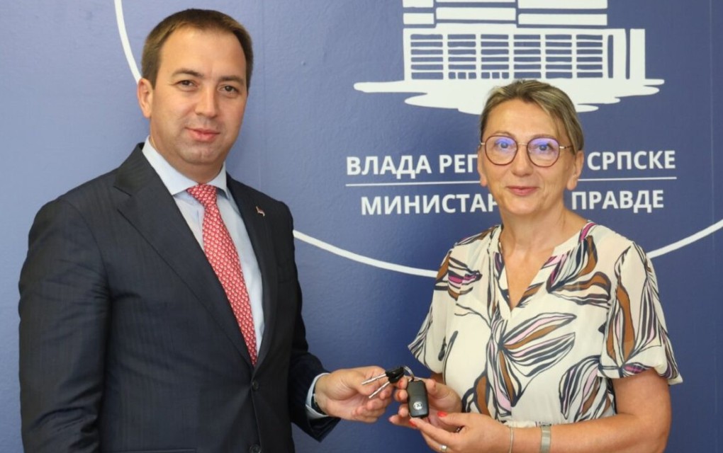 Podrška Ministarstva pravde Savezu žena “Iskra”: Selak uručio službeno vozilo