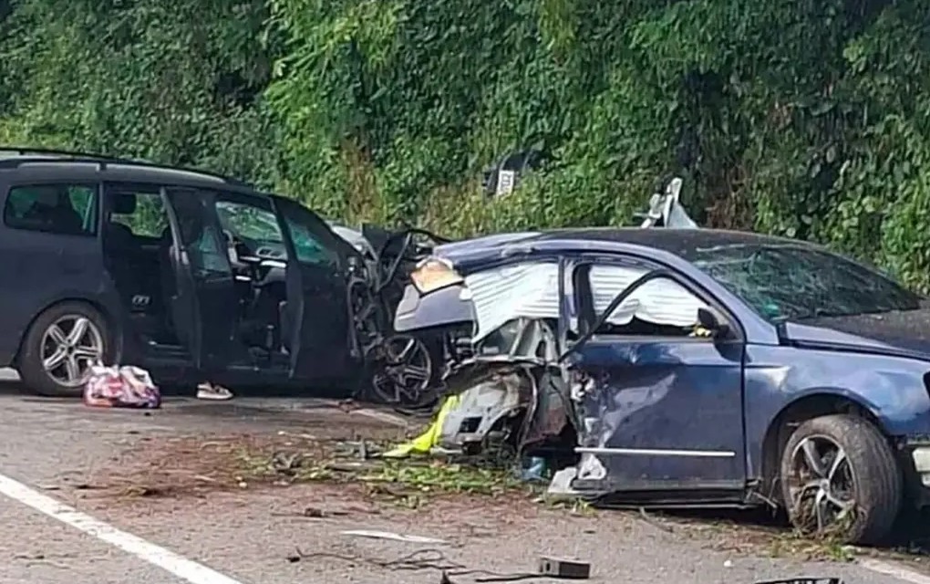 Stravičan udes u Srpskoj: Nakon sudara fali pola automobila, četiri osobe povrijeđene