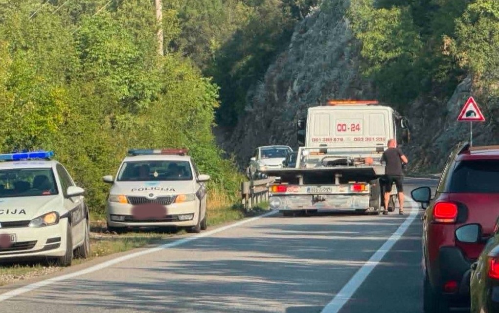 Saobraćajna nesreća kod Mostara: Automobil se prevrnuo na krov