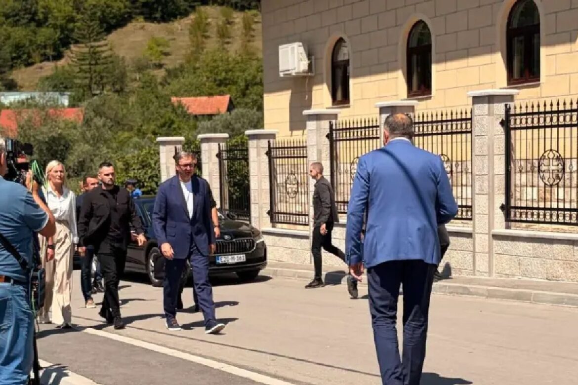 Vučić stigao u manastir Rmanj, dočekao ga Dodik