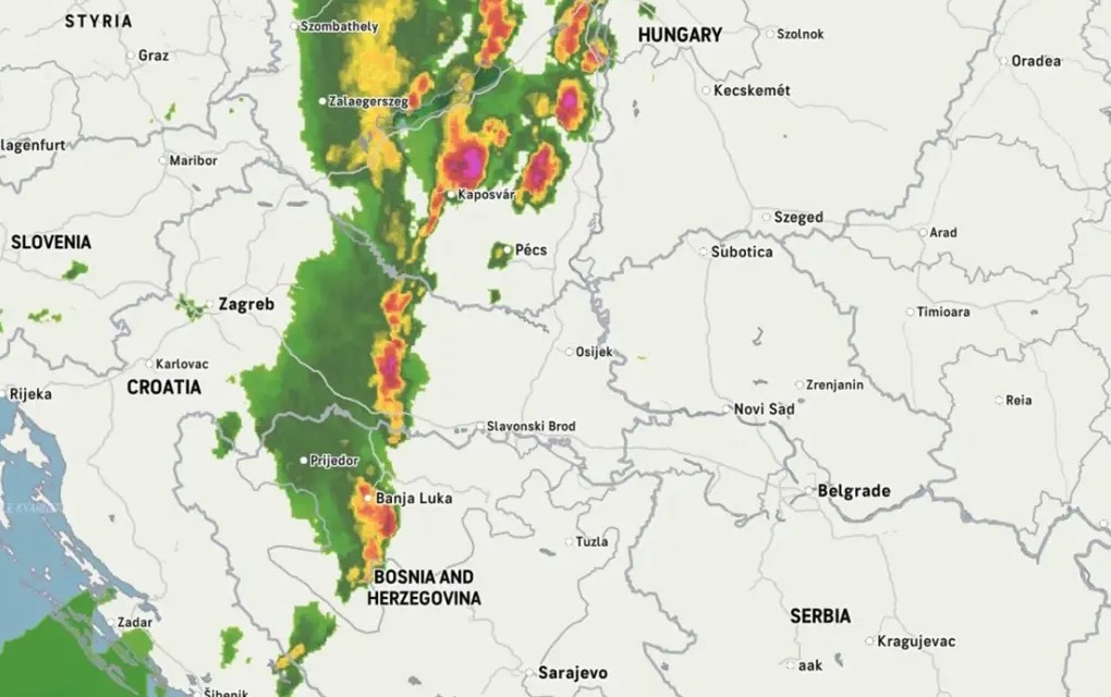 Nevrijeme prilazi Banjaluci, munje obasjavaju nebo