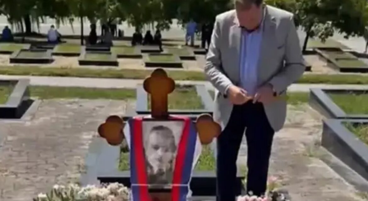 Dodik posjetio grob Bobana Kusturića: Teško mi je da se pomirim sa tim