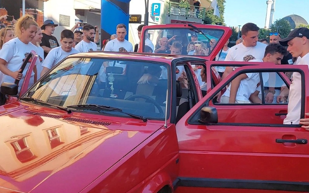 Čak 20 ljudi ušlo u Golf 2: U Sanskom Mostu oboren Ginisov rekord?