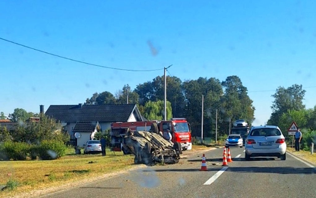 Teška saobraćajna nesreća kod Dervente: Automobil završio na krovu, ima poginulih