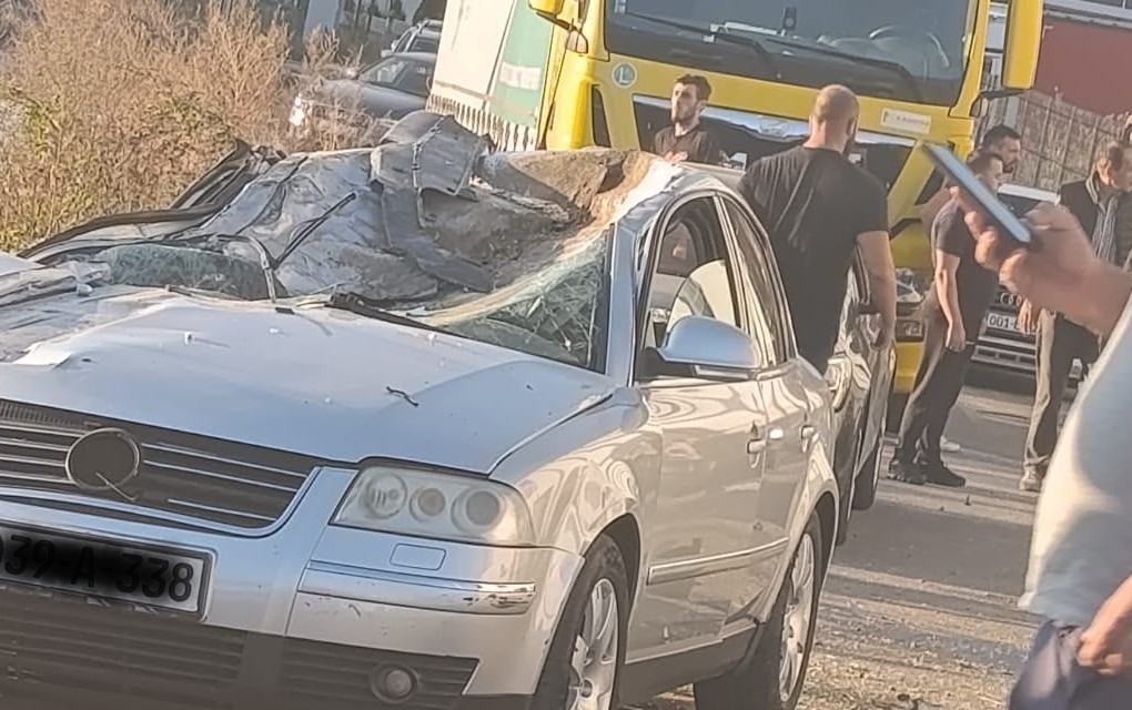Nesvakidašnja nesreća u BiH: Automobil pao na krov automobila, tri osobe povrijeđene