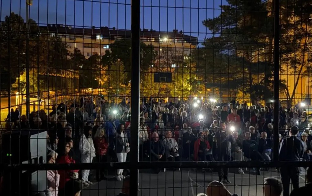 Ugasili rasvjetu tokom skupa SNSD-a u Banjaluci, okupljeni upalili lampe i ostali do kraja
