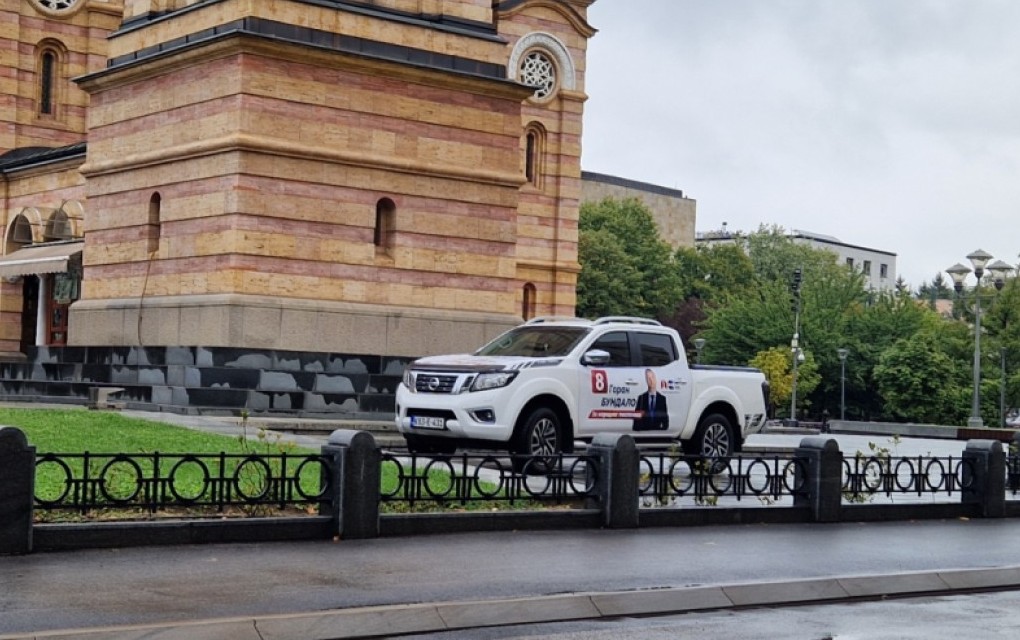 Predizborni parking tik uz hram: Vozilo sa reklamom PSS-a začudilo Banjalučane