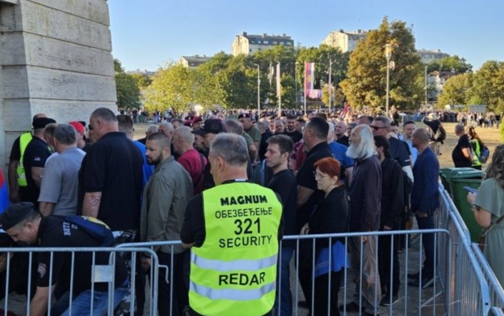 Hiljade građana u koloni ispred crkve Svetog Luke; Odaju počast generalu Mladiću