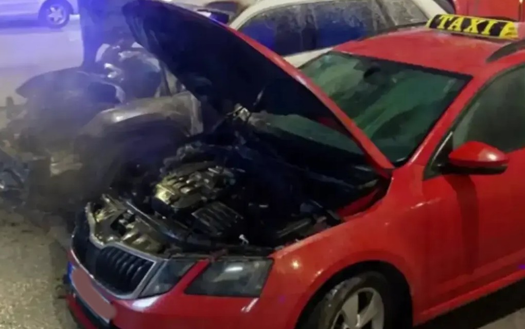 Dva automobila uništena u požaru na Palama