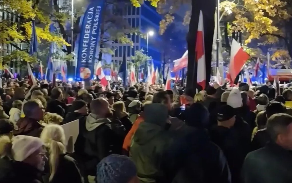 HAOS U POLJSKOJ, STIŽU SNIMCI SUKOBA! U toku je pokušaj državnog udara?! Predsednik Navrocki se probija kroz masu ka zgradi suda, policija interveniše